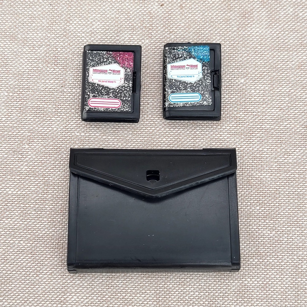 MONSTER HIGH SCHOOL X3711 Playset Replacement Parts: 2 Books and Black Portfolio